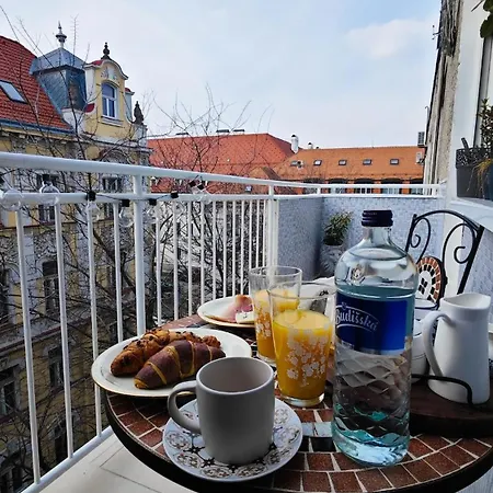 Old Town W Balcony Only 5 Min Danube River