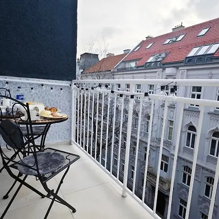 Old Town W Balcony Only 5 Min Danube River *